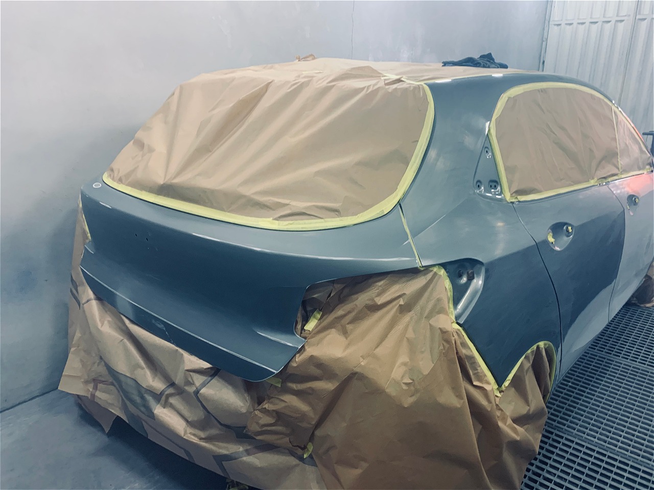 Peça pintada em processo de acabamento