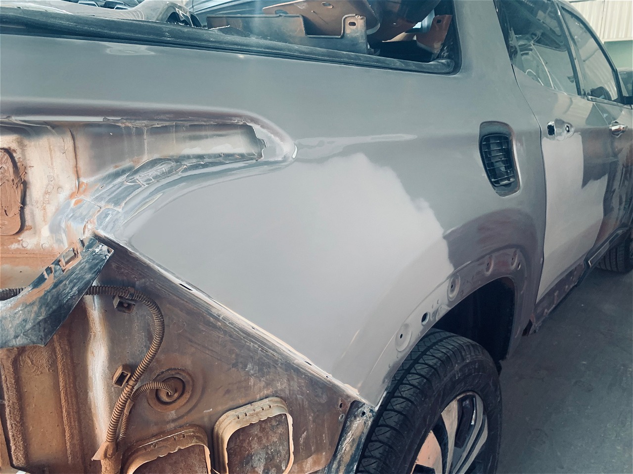 Veículo em processo de pintura automotiva