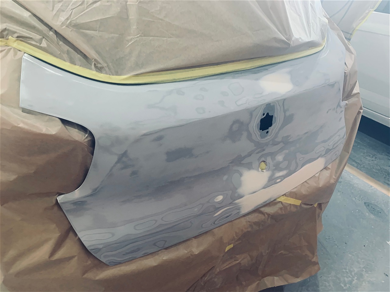 Lateral de veículo em preparação para pintura